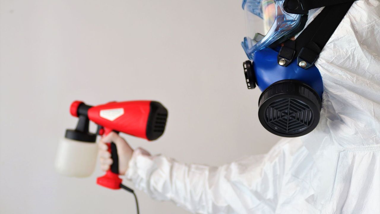 Désinfection par pulvérisation en tenue de protection